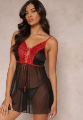 Czarno-Czerwona Siateczkowa Koszula Nocna ze Stringami Ozdobiona Koronką Amaira. Czarne koszule nocne i halki Renee, bez wzorów, z koronki, bez ramiączek. Za 44.99 zł.
