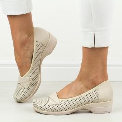 Beżowe skórzane ażurowe Polskie półbuty damskie Gregors 697. Czarne półbuty damskie GREGORS, na lato, w ażurowe wzory, ze skóry, bez obcasa, na koturnie, bez zapięcia. Za 349.00 zł.