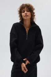 Bluza oversize z zamkiem w kolorze TOTALLY BLACK - STATE-UNI. Czarne bluzy damskie Marsala, bez wzorów, z bawełny, bez kaptura. Za 299.90 zł.