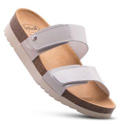 Klapki damskie lifestylowe SCHOLL LUSAKA 2.0 sandały na lato. Białe klapki damskie Scholl, bez wzorów, z materiału, bez obcasa, na obcasie, bez zapięcia. Za 359.99 zł.