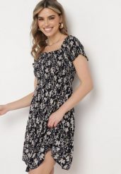 Granatowa Bawełniana Sukienka z Dekoltem Typu Hiszpanka i Lekką Falbanką Hannesia. Niebieskie sukienki damskie Born2be, bez wzorów, z bawełny, eleganckie, bez ramiączek. Za 59.99 zł.