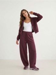 Spodnie dresowe barrel fleece - czerwony. Czerwone spodnie sportowe damskie Sinsay, l, bez wzorów, z dresówki. Za 39.99 zł.
