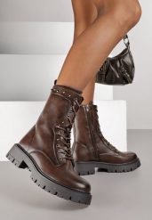 Brązowe Botki Workery Zdobione Aplikacjami z Ćwiekami Nalirela. Brązowe botki damskie Renee, z jeansu, bez obcasa, na płaskiej podeszwie, bez zapięcia. Za 159.99 zł.