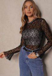 Czarna Koronkowa Bluzka o Dopasowanym Kroju z Falbankami przy Rękawach Yasbia. Czarne bluzki damskie Renee, bez wzorów, z jeansu, eleganckie, bez kołnierzyka, bez ramiączek. Za 59.99 zł.