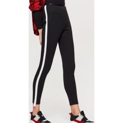 Jegginsy z lampasem - Czarny. Czarne jeansy damskie Cropp. Za 59.99 zł.