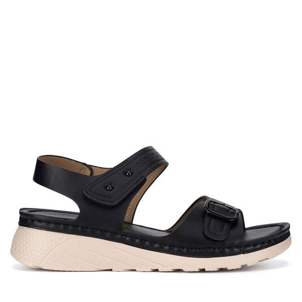 Sandały Clara Barson. Czarne sandały damskie Clara Barson, bez wzorów, bez obcasa, na płaskiej podeszwie, bez zapięcia. Za 99.99 zł.