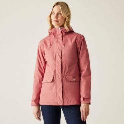 Kurtka turystyczna damska Regatta Broadia parka przeciwdeszczowa. Czerwone parki damskie Regatta, bez kaptura. W wyprzedaży za 299.99 zł.