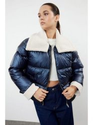 Trendyol Kurtka zimowa w kolorze granatowym rozmiar: S. Niebieskie kurtki damskie Trendyol, na zimę, s, bez wzorów, z puchu, bez kaptura. Za 226.24 zł.