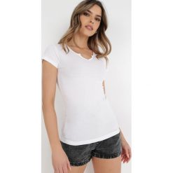 Biały T-shirt Aerippe. Białe t-shirty damskie Born2be, l, z aplikacjami, z bawełny, bez kołnierzyka. Za 19.99 zł.