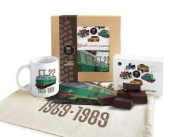 ET22 Byk — paczka (Zawartość paczki: koszulka, torba, kubek, słodycze; Rozmiar koszulki / bluzy: L (damska); Kolor koszulki / bluzy: jasnoszary melanż. Szare koszulki damskie nikiniki, l, bez wzorów, z bawełny, bez kołnierzyka, bez ramiączek. Za 169.00 zł.