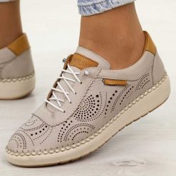 Szare ażurowane skórzane półbuty damskie T.Sokolski 1860. Szare półbuty damskie Sokolski, na jesień, bez wzorów, z jeansu, z okrągłym noskiem, bez obcasa, na płaskiej podeszwie, bez zapięcia. Za 319.00 zł.