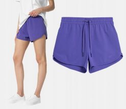 SPODENKI DAMSKIE 4F PLAŻOWE SZYBKOSCHNĄCE KĄPIELOWE KRÓTKIE KOLOR FIOLETOWY. Fioletowe spodenki sportowe damskie 4F, na lato, l, bez wzorów, z materiału, do biegania. Za 111.08 zł.