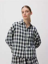 Koszula w kratę - czarny. Czarne koszule damskie Reserved, l, bez wzorów, z tkaniny, bez kołnierzyka, bez ramiączek. Za 139.99 zł.