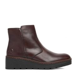 Botki Rieker. Brązowe botki damskie Rieker, bez obcasa, na koturnie, bez zapięcia. Za 429.99 zł.