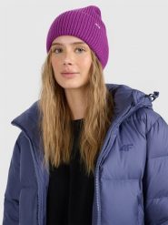 4F Czapka beanie damska - fioletowa M. Fioletowe czapki damskie 4F, na zimę, bez wzorów, z wiskozy. Za 59.99 zł.