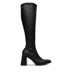 Kozaki DeeZee. Czarne kozaki damskie DeeZee, bez obcasa, na słupku, bez zapięcia. Za 239.99 zł.