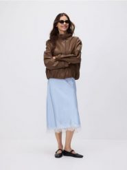 Kurtka z imitacji skóry - ciemnobrązowy. Brązowe kurtki damskie Reserved, l, bez wzorów, ze skóry, bez kaptura. Za 199.99 zł.