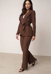 Brązowy Komplet Garniturowy Marynarka z Wiązanym Paskiem i Spodnie Falloria. Brązowe marynarki i żakiety damskie Born2be, m, bez wzorów. Za 219.99 zł.