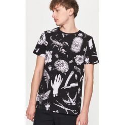 Koszulka z nadrukiem all over - Czarny. Czarne koszulki damskie Cropp, z nadrukiem. Za 29.99 zł.