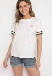 Biały T-shirt z Bawełny Ozdobiony Sercem Firiane. Białe t-shirty damskie Born2be, l, z aplikacjami, z bawełny, bez kołnierzyka. Za 49.99 zł.