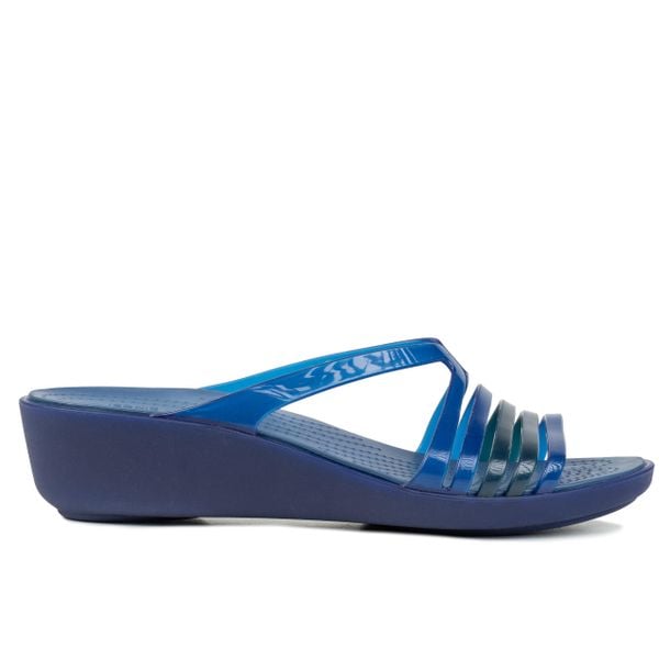 Klapki damskie do chodzenia Crocs ISABELLA MINI. Niebieskie klapki damskie Crocs, bez wzorów, bez obcasa, bez zapięcia. Za 69.00 zł.