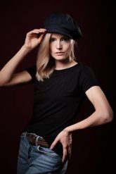 Koszulka Cała Czarna. Czarne bluzki damskie Hultaj Polski, l, bez wzorów, z dzianiny, bez kołnierzyka, bez ramiączek. Za 159.00 zł.