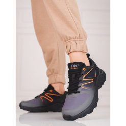 Buty trekkingowe damskie DK Softshell czarno szare czarne. Czarne obuwie trekkingowe damskie z materiału, bez zapięcia. Za 246.94 zł.