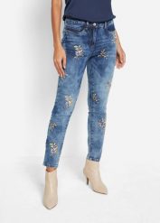 Dżinsy Slim Fit z kwiatowym haftem. Niebieskie jeansy damskie bonprix, z aplikacjami, z jeansu. Za 199.99 zł.