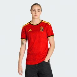 Koszulka podstawowa Belgia 26. Czerwone koszulki damskie Adidas, bez wzorów, bez kołnierzyka, bez ramiączek. Za 439.00 zł.