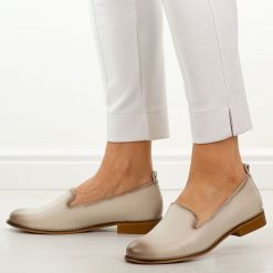 Beżowe półbuty damskie Potocki 19337. Brązowe półbuty damskie POTOCKI, na jesień, bez wzorów, z jeansu, z okrągłym noskiem, bez obcasa, na płaskiej podeszwie, bez zapięcia. Za 179.00 zł.