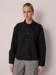 Bawełniana koszula z ozdobną koronką - czarny. Czarne koszule damskie Sinsay, l, bez wzorów, z bawełny, bez kołnierzyka, bez ramiączek. Za 59.99 zł.