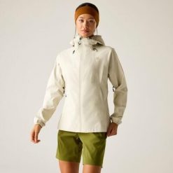 Damska wodoodporna kurtka Torrek Breathe Easy. Białe kurtki damskie Dare 2b, bez wzorów, bez kaptura. W wyprzedaży za 499.99 zł.