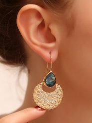 L'Atelier de Gaia Pozłacane kolczyki z labradorytem rozmiar: onesize. Zielone kolczyki damskie L'Atelier de Gaia, z labradorytem, pozłacane. Za 78.47 zł.