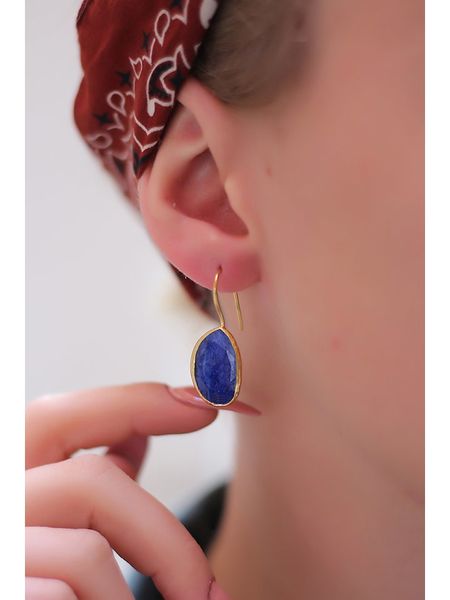 Pierres delicates Pozłacane kolczyki z lapis lazuli rozmiar: onesize. Żółte kolczyki damskie Pierres delicates, z lazurytem, pozłacane, z zapięciem typu bigiel. Za 61.60 zł.