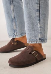 Brązowe Zamszowe Klapki w Stylu Chodaków Ozdobione Klamrą Irinania. Brązowe klapki damskie Born2be, bez wzorów, z materiału, bez obcasa, na płaskiej podeszwie, bez zapięcia. Za 159.99 zł.