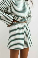 Szorty z bawełny strukturalnej w zielono beżowe paski - PENNY. Brązowe szorty damskie Marsala, bez wzorów, z bawełny. W wyprzedaży za 49.98 zł.