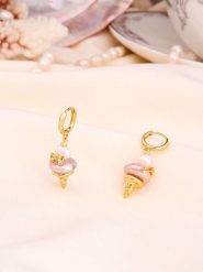 L'Atelier de Gaia Pozłacane kolczyki-kreole z perłami rozmiar: onesize. Białe kolczyki damskie L'Atelier de Gaia, z perłą, pozłacane. Za 60.99 zł.