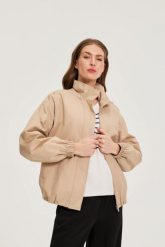 Kurtka ze stójką beżowa. Brązowe kurtki damskie MOODO, l, bez wzorów, z bawełny, bez kaptura. Za 179.99 zł.