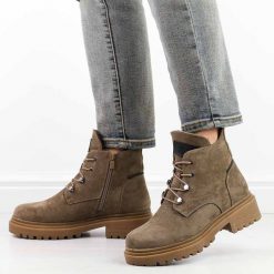 Khaki zamszowe botki damskie na traperze Sergio Leone Tr769. Brązowe botki damskie Sergio Leone, z zamszu, bez obcasa, bez zapięcia. Za 219.00 zł.