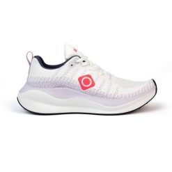 Wielofunkcyjne, oddychające buty NOVANA z podeszwą o wysokiej przyczepności. Brązowe obuwie trekkingowe damskie Izas, z materiału, bez zapięcia. Za 305.99 zł.