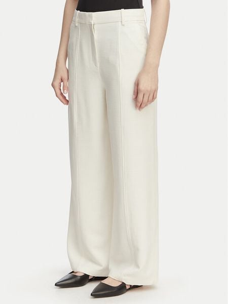 Calvin Klein Spodnie materiałowe LV044F651G Kremowy Straight Fit. Białe spodnie materiałowe damskie Calvin Klein, bez wzorów, z materiału. Za 569.99 zł.