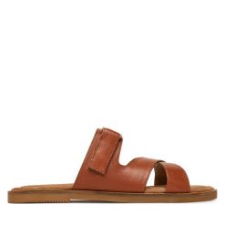 Klapki Marco Tozzi. Brązowe klapki damskie Marco Tozzi, bez wzorów, bez obcasa, bez zapięcia. Za 149.99 zł.