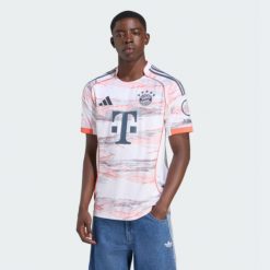 Koszulka piłkarska ADIDAS Bayern Monachium wyjazdowa sezon 25/26. Bluzki damskie Adidas, s, bez wzorów, bez kołnierzyka, bez ramiączek. Za 459.99 zł.