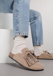 Ciemnobeżowe Klapki Mule z Imitacji Zamszu Zdobione Koralikami i Frędzlami Elwedena. Brązowe klapki damskie Born2be, z aplikacjami, z jeansu, bez obcasa, na płaskiej podeszwie, bez zapięcia. Za 79.99 zł.