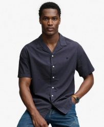 Superdry Koszula Cabana z krótkim rękawem z organicznej bawełny – SOFT NAVY. Niebieskie koszule damskie Superdry, na lato, s, z aplikacjami, z bawełny, klasyczne, bez kołnierzyka, bez ramiączek. Za 229.00 zł.