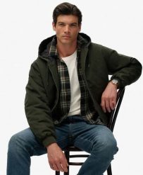 Superdry Kurtka z kapturem Canvas Surplus z bawełny, lekko pikowana. Zielone kurtki damskie Superdry, m, z aplikacjami, z bawełny, z kapturem. Za 381.50 zł.
