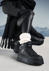 Czarne Sneakersy na Grubej Podeszwie Ocieplane Futerkiem Leandria. Czarne obuwie sportowe damskie Born2be, na zimę, z futra, bez zapięcia. Za 139.99 zł.