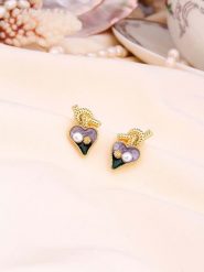 L'Atelier de Gaia Pozłacane kolczyki-wkrętki z perłami rozmiar: onesize. Różowe kolczyki damskie L'Atelier de Gaia, z perłą, pozłacane. Za 56.99 zł.