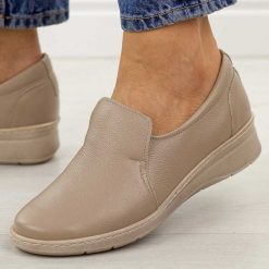 Beżowe skórzane Polskie półbuty damskie Góral 1798. Brązowe półbuty damskie Góral, na jesień, bez wzorów, z jeansu, z okrągłym noskiem, bez obcasa, na płaskiej podeszwie, bez zapięcia. Za 399.00 zł.