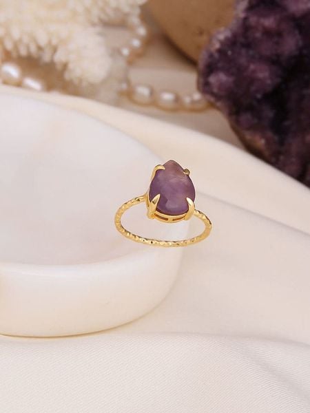 L'Atelier de Gaia Pozłacany pierścionek z ametystem rozmiar: onesize. Różowe pierścionki damskie L'Atelier de Gaia, z ametystem, pozłacane. Za 83.03 zł.